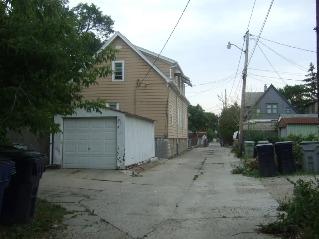 Behind the scenes of the alley.